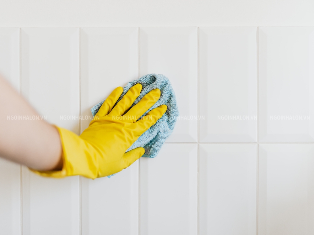 Vệ sinh bề mặt gạch sau thi công