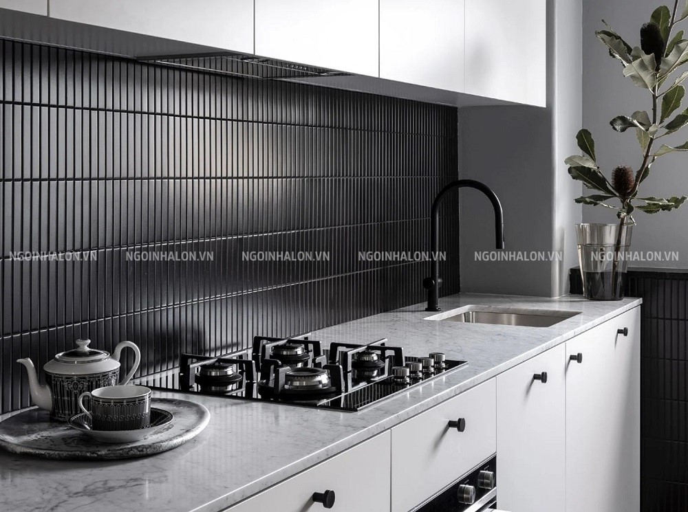mẫu gạch mosaic ốp bếp stripe màu đen vân mờ hình chữ nhật
