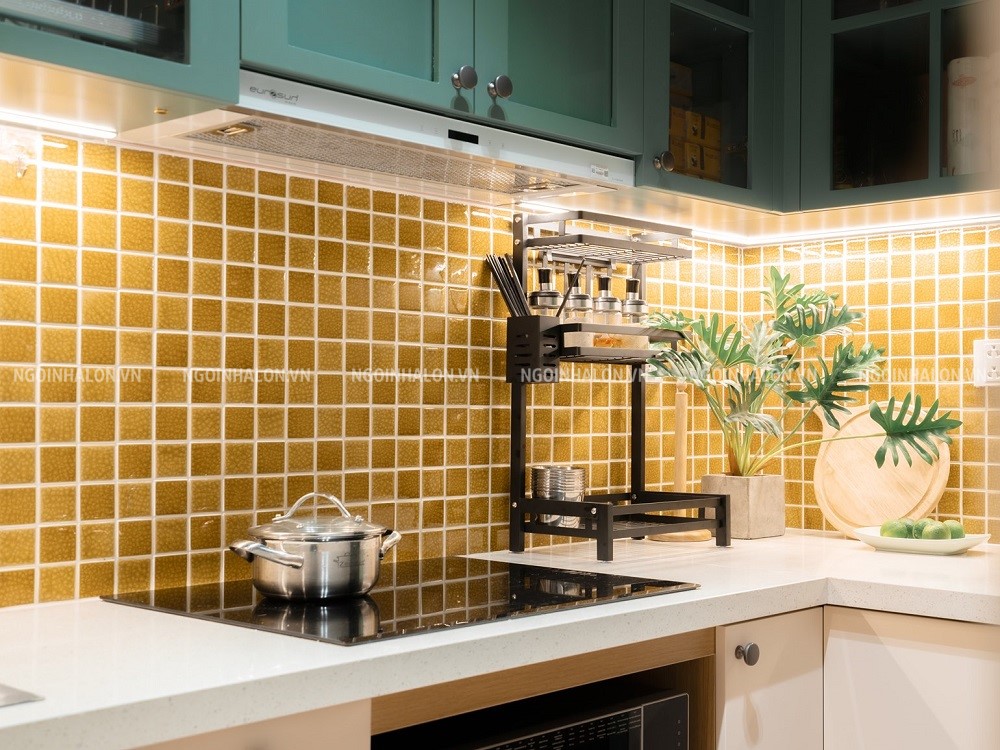 Mẫu gạch mosaic vuông màu vàng ốp bếp