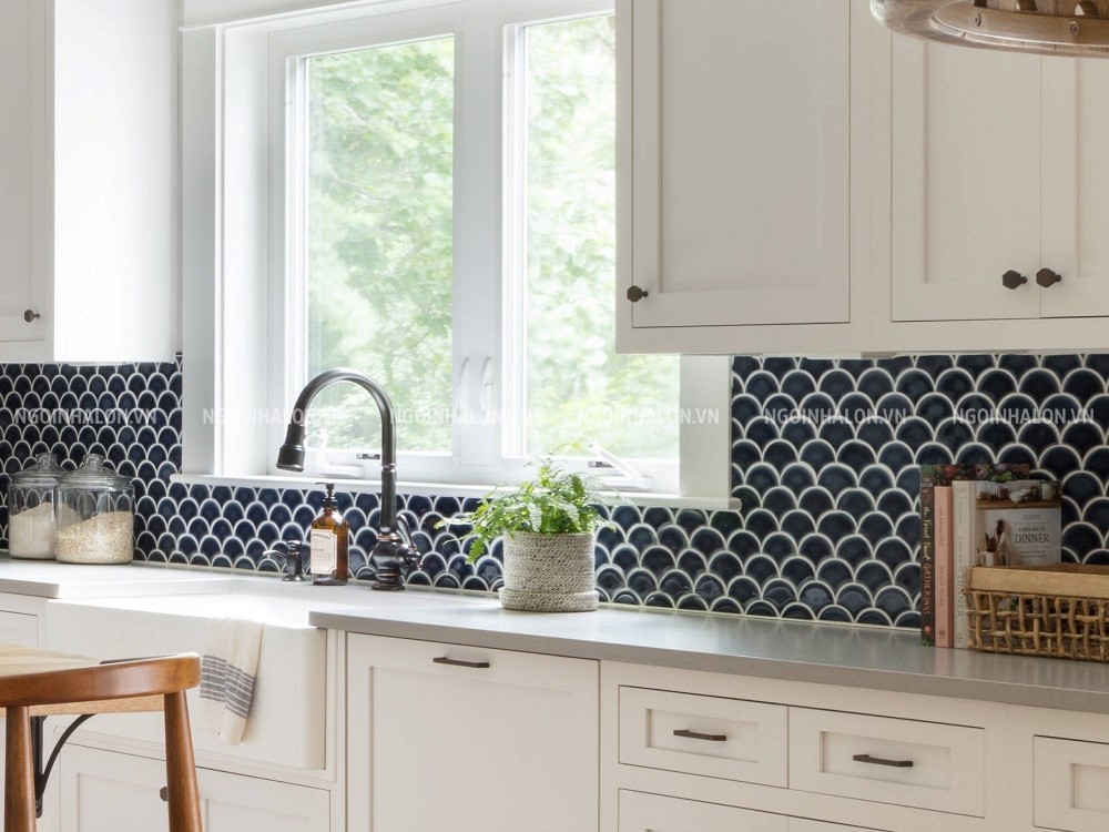 Gạch mosaic ốp bếp dạng vảy cá màu đen
