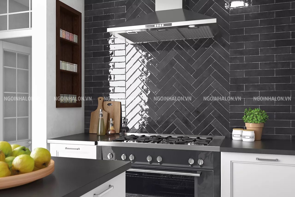 Gạch thẻ màu xám đậm ốp theo kiểu xương cá và so le