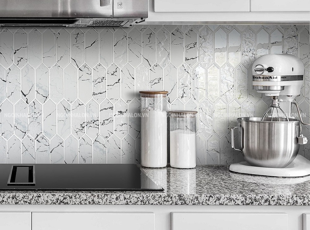 gạch ốp bếp màu trắng mosaic mũi tên