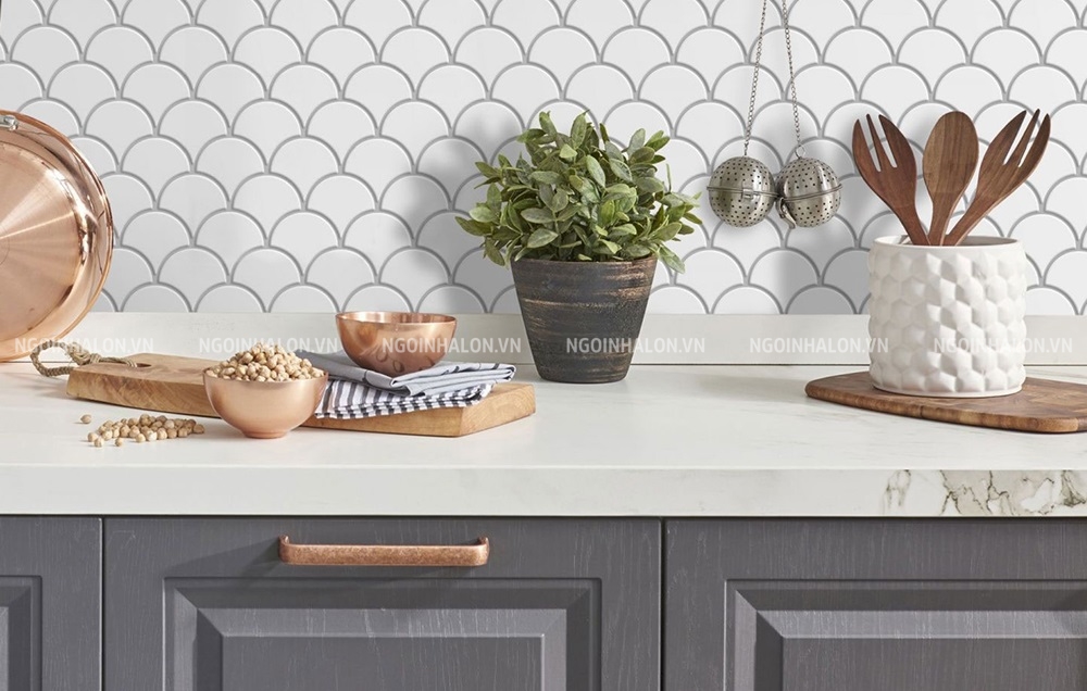 gạch ốp bếp mosaic vảy cá trắng