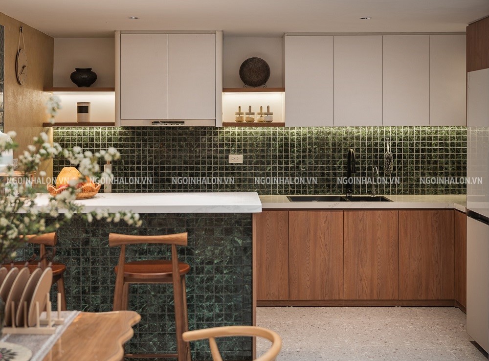 Gạch mosaic xanh rêu ốp bếp
