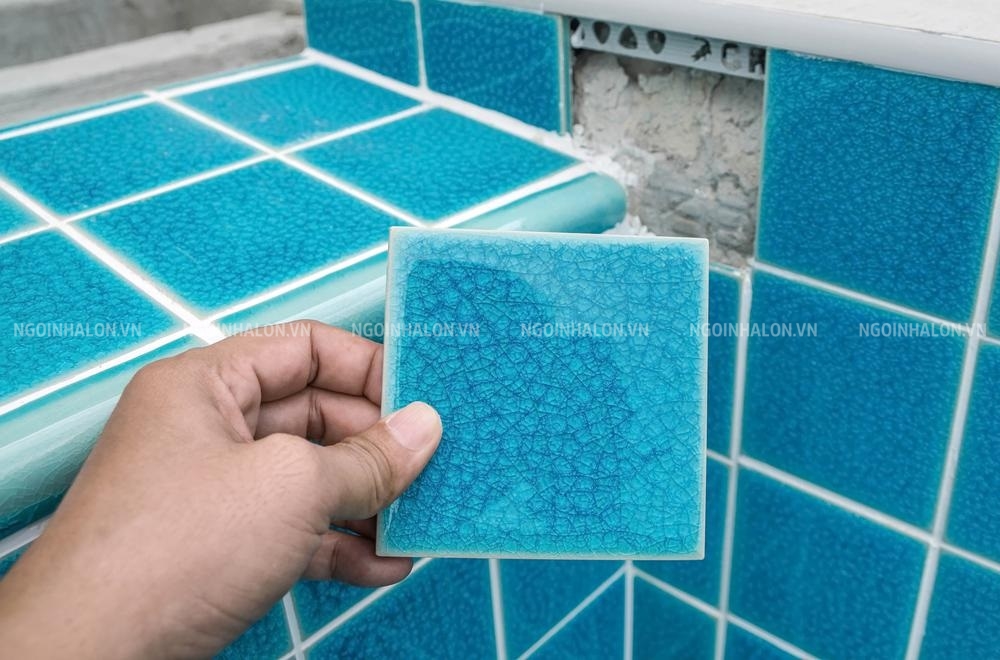 Thay thế viên gạch bị nứt bằng viên gạch mới