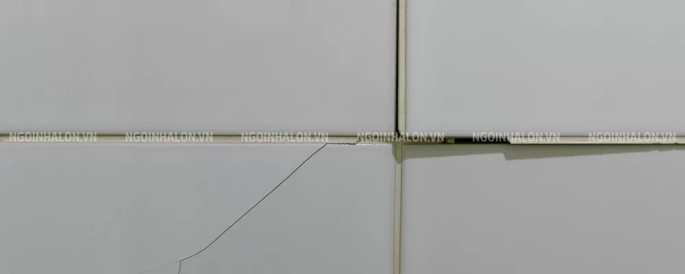 Gạch ốp tường bị nứt gây ra nhiều hậu quả nghiêm trọng