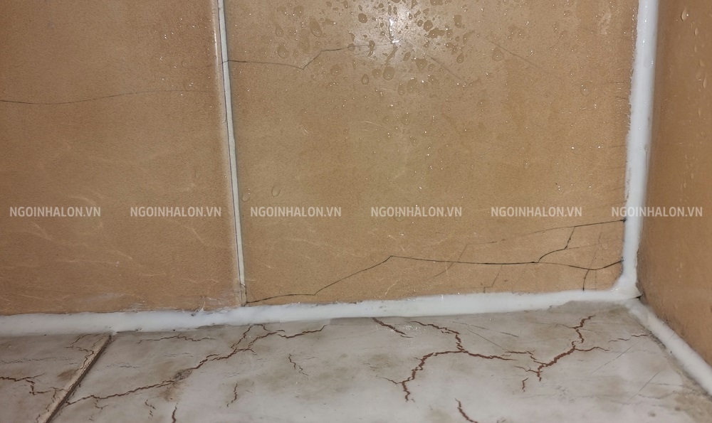 Gạch ốp tường bị nứt do chất lượng kém