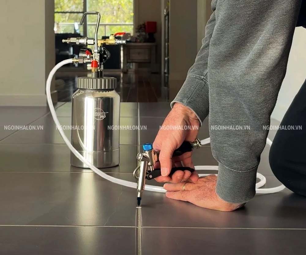 Dùng keo xử lý gạch bị ộp là cách đơn giản, không khó để thực hiện