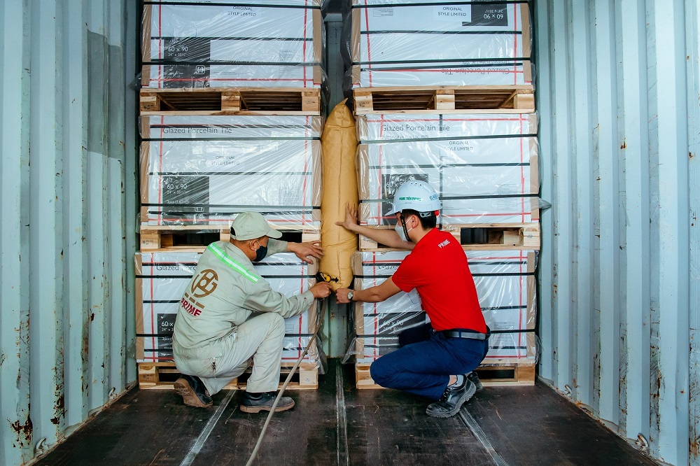 Nhân viên Prime đang xếp công hàng xuất đi Anh quốc.