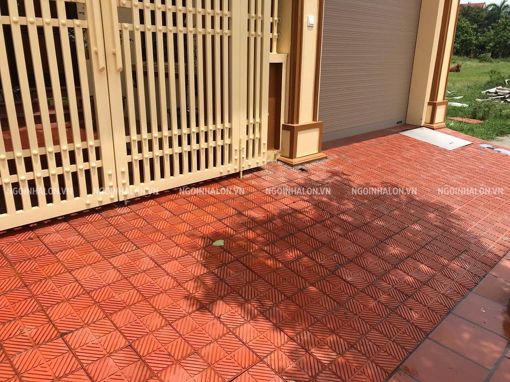 Gạch lá dừa 20x20 lát dốc cổng