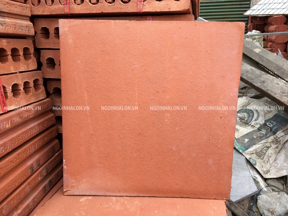 Gạch với bề mặt nhám sần hạn chế trơn trượt.