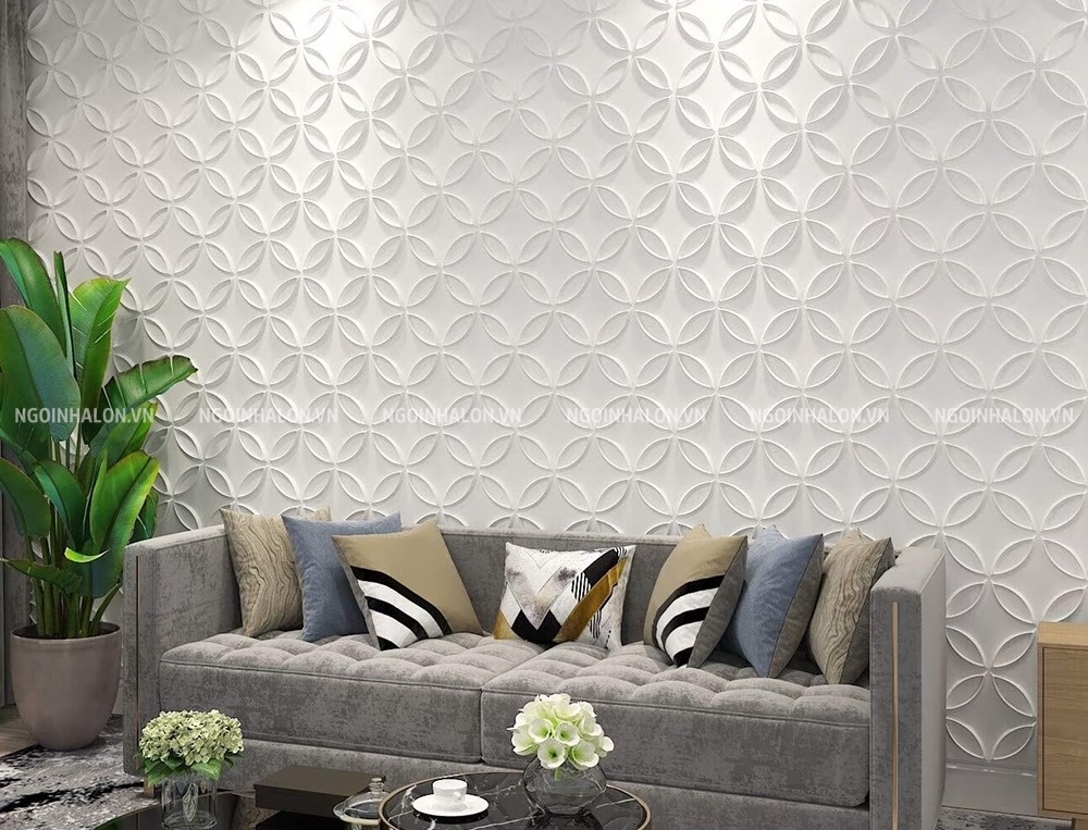 Gạch 3D hoạ tiết hoa 4 cánh giúp tường phòng khách có chiều sâu hơn.