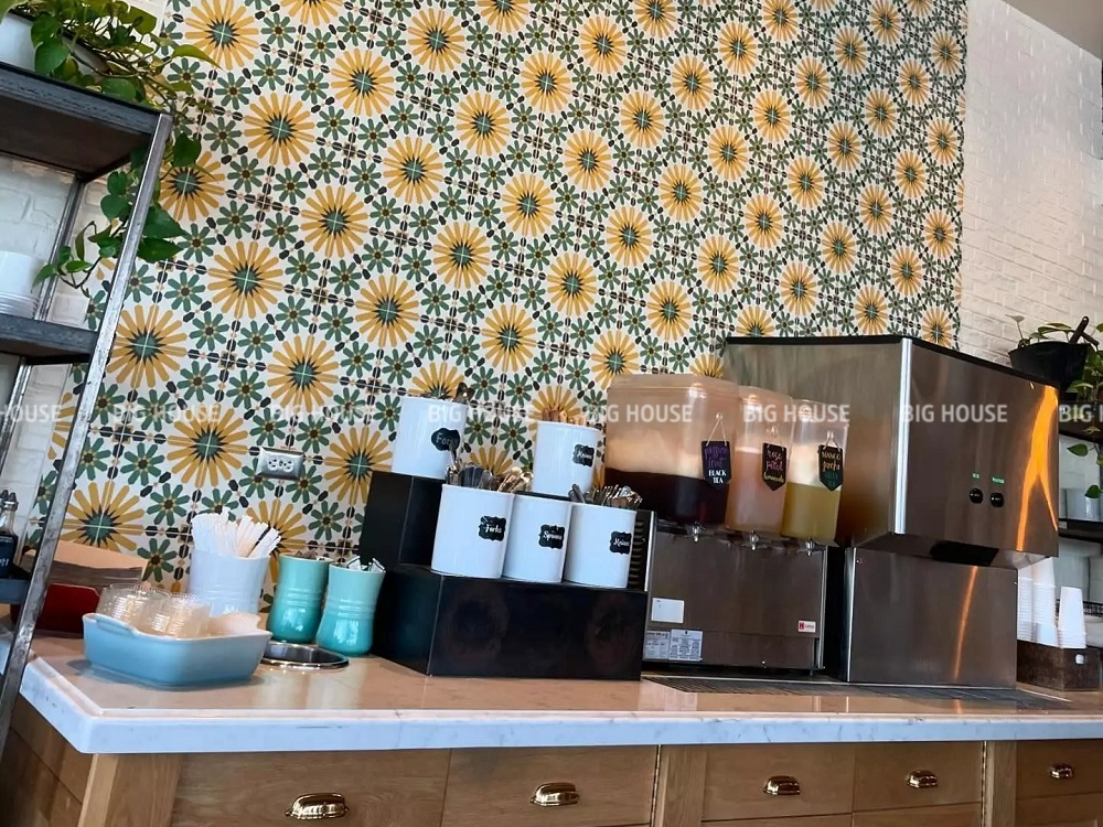 Trang trí quán cafe bằng bức tường gạch bông màu vàng