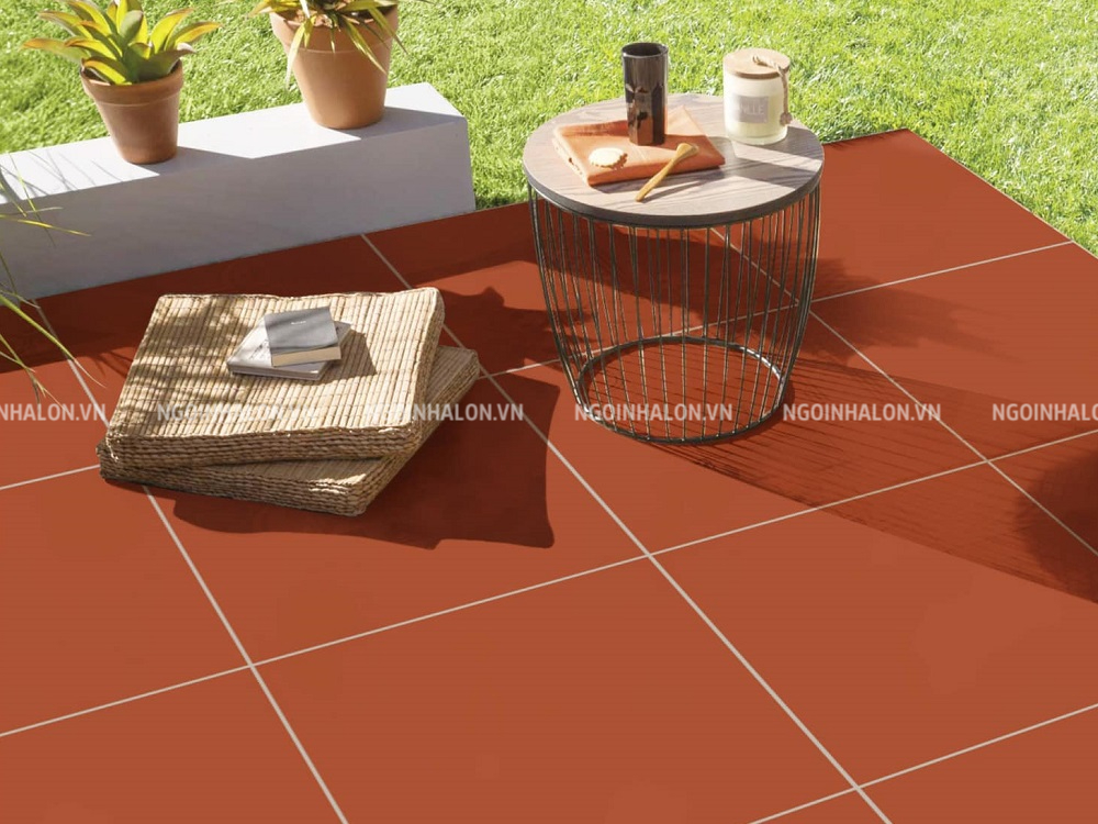 Loại gạch này phủ men lát sân nhà giúp chống rêu mốc tốt và dễ làm sạch hơn. Loại gạch này phủ men lát sân nhà giúp chống rêu mốc tốt và dễ làm sạch hơn.