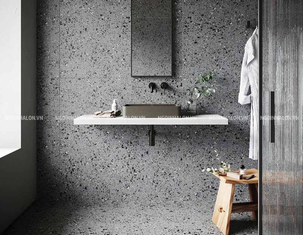 Gạch ốp toilet màu ghi họa tiết terrazzo khổ lớn