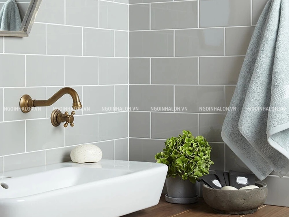 Gạch thẻ ốp nhà vệ sinh màu ghi men bóng