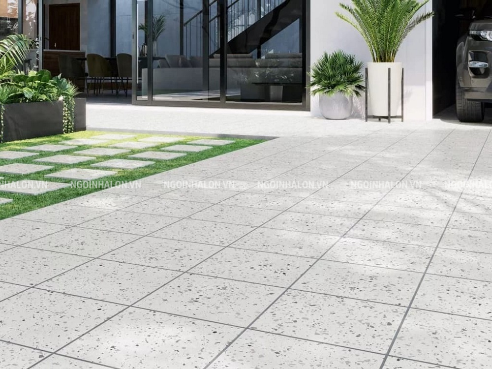 Sử dụng gạch terrazzo 40x40 lát trang trí sân vườn nhà hiện đại.