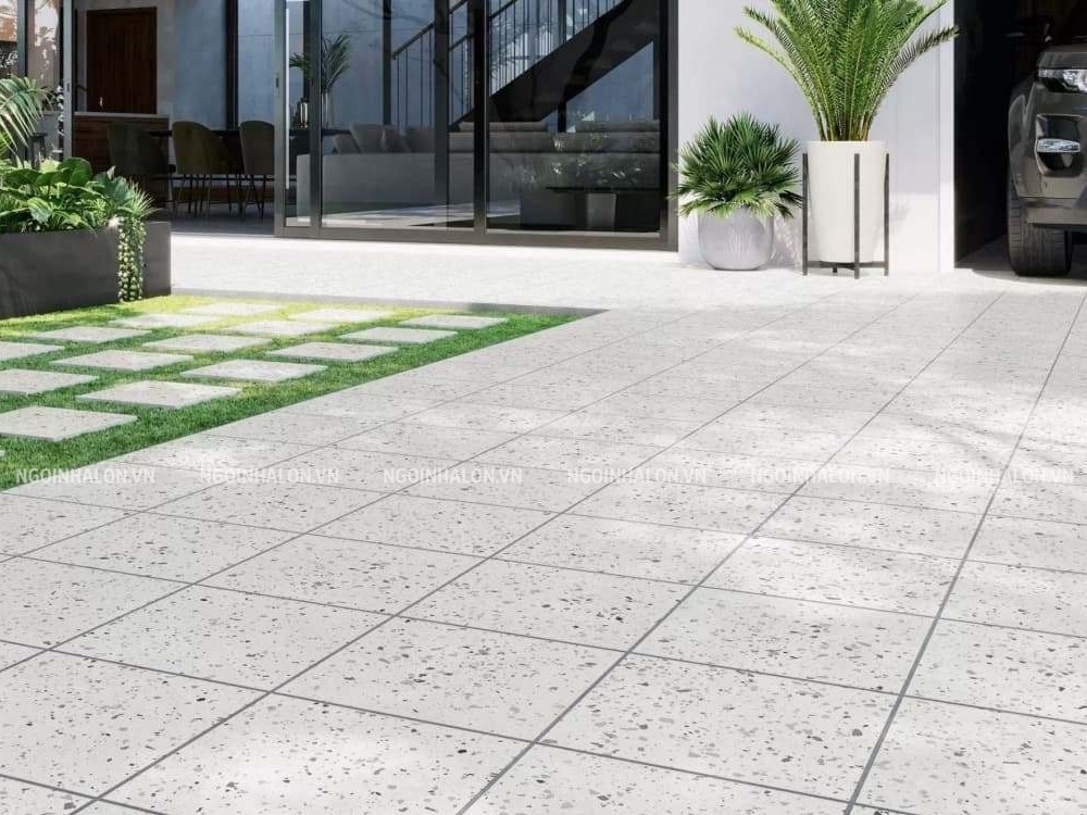 Gạch terrazzo lát sân cần có bề mặt chống trơn.