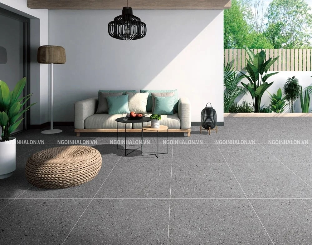 Gạch terrazzo màu xám đậm phù hợp với sân vườn hiện đại.