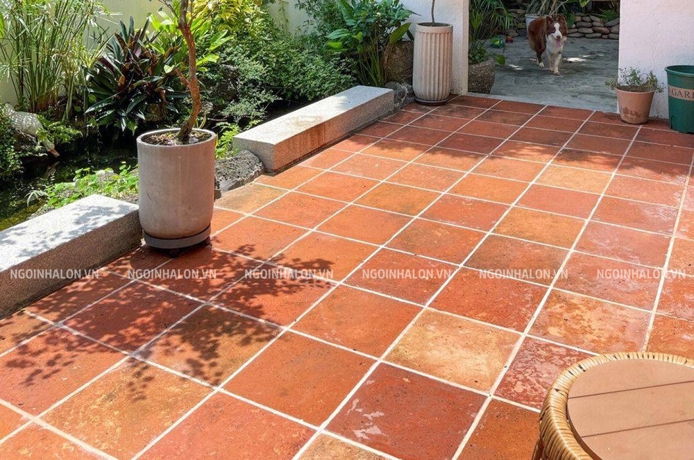Gạch đỏ phù hợp để lát sân vườn phong cách truyền thống.