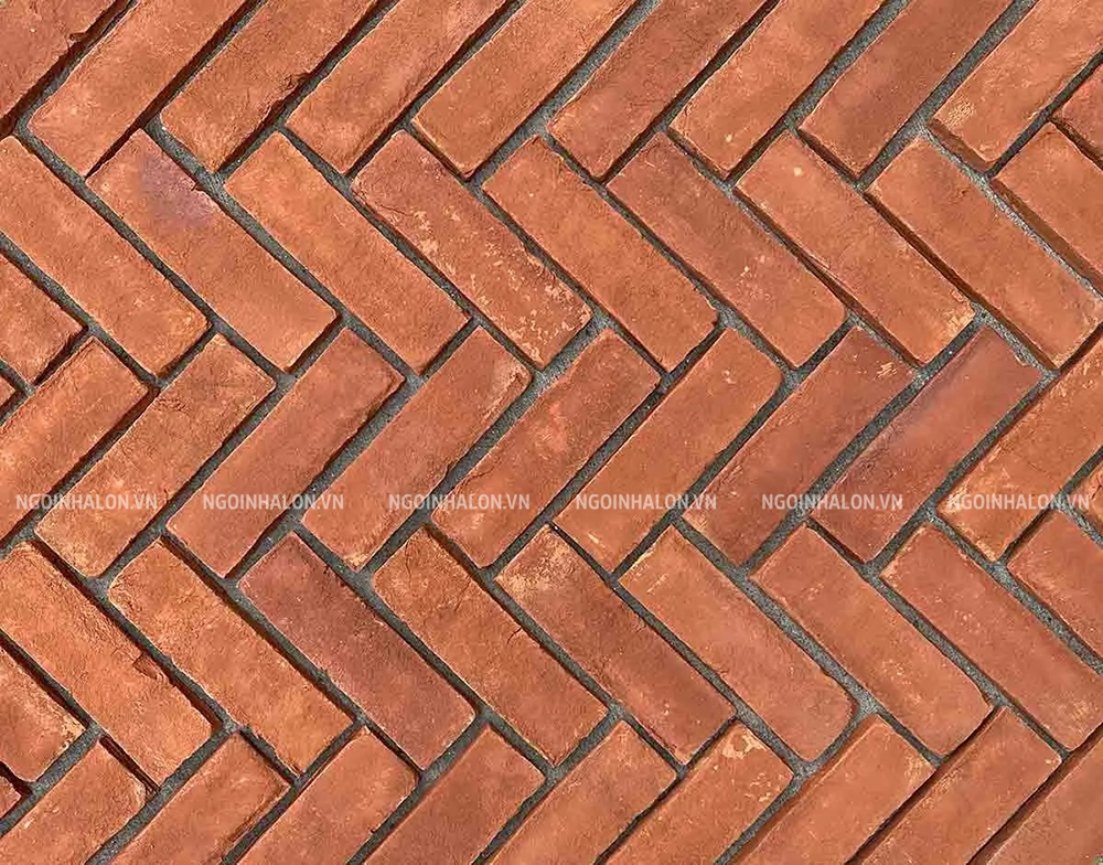 Gạch thẻ đỏ texture lát kiểu xương cá tạo chiều sâu cho mặt sân. Gạch thẻ đỏ texture lát kiểu xương cá tạo chiều sâu cho mặt sân.