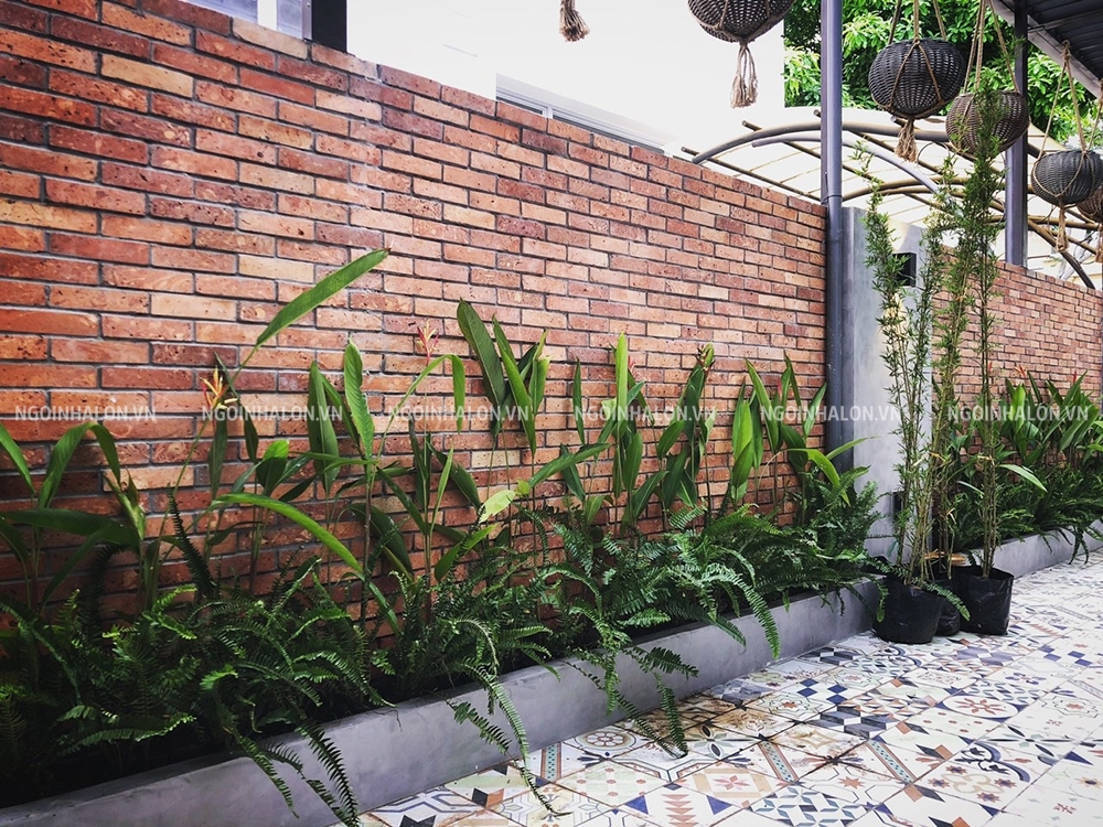 Gạch đỏ giả cổ tạo hiệu ứng tự nhiên cho tường rào ngoài trời.