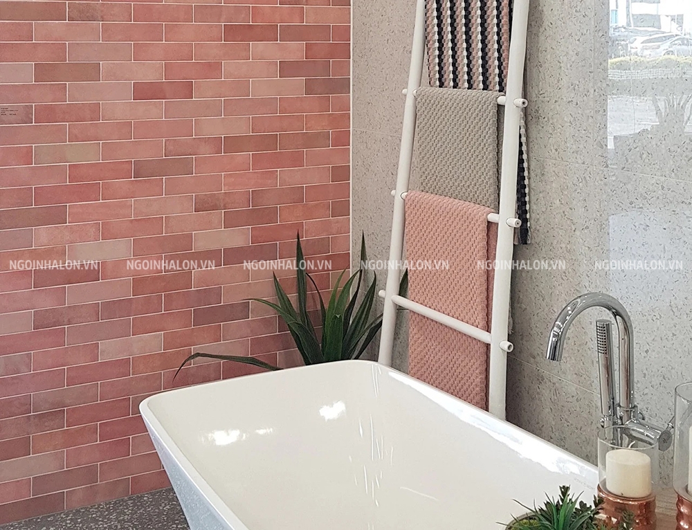 Gạch thẻ hồng đất nung ốp tường phòng tắm Gạch thẻ hồng đất nung ốp tường phòng tắm