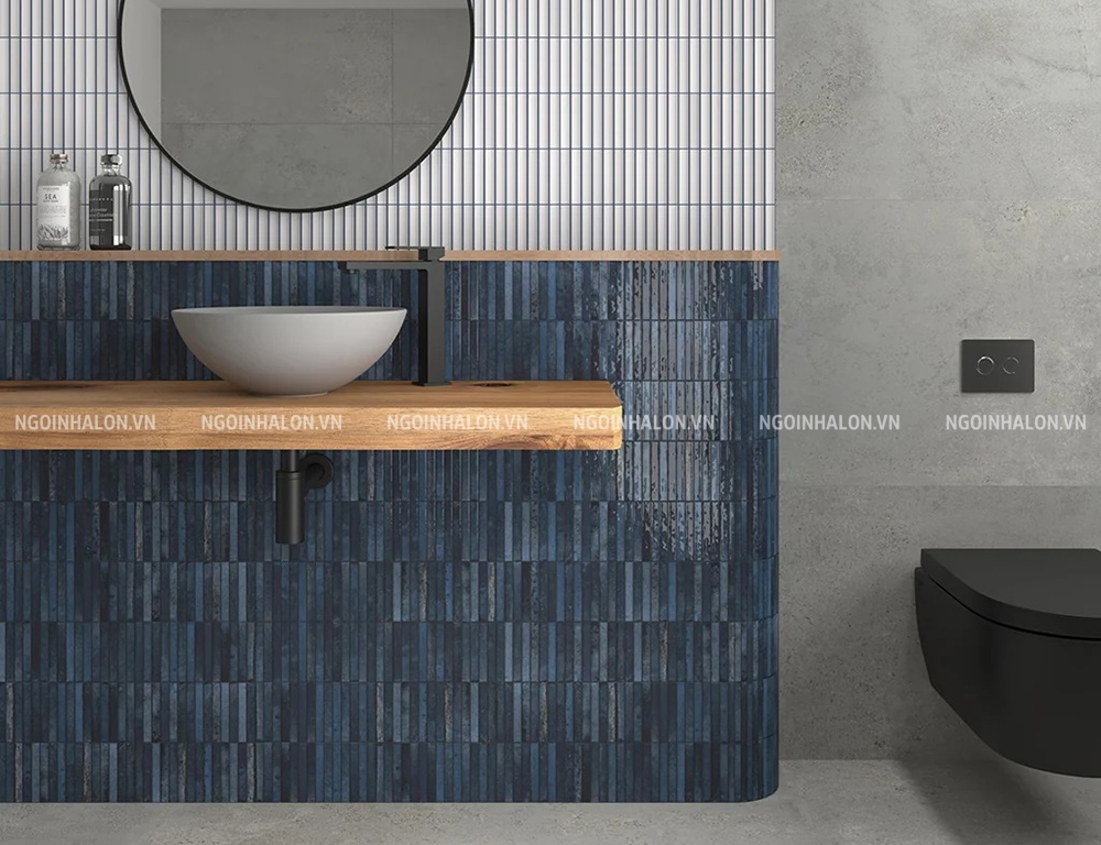 Gạch thẻ ốp WC Stripe màu xanh da trời phối cùng gạch màu trắng