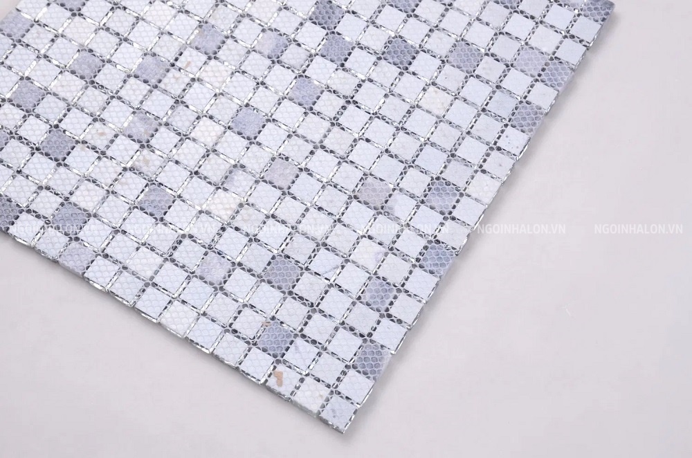 Các viên chip được gắn lên vỉ lưới. Các viên chip được gắn lên vỉ lưới.