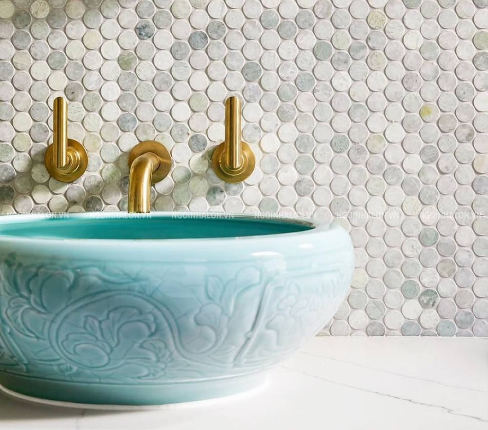 Gạch mosaic hình tròn phối cùng lavabo đá xanh Gạch mosaic hình tròn phối cùng lavabo đá xanh