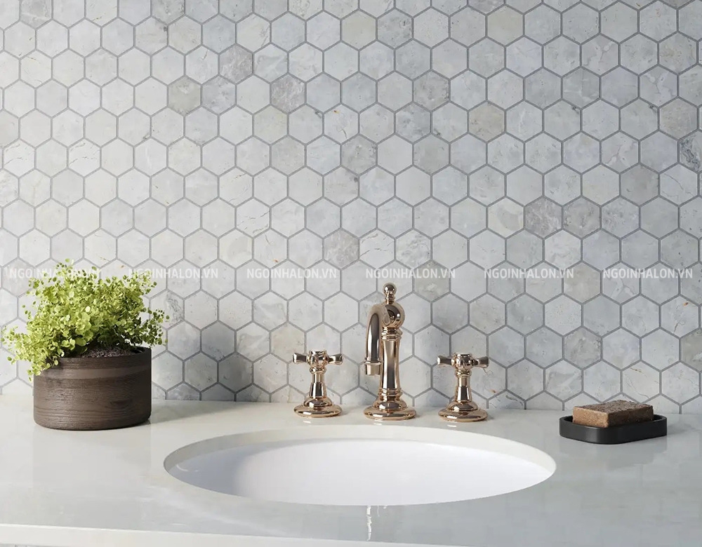 Sắc xám bạc cùng vân đá nhẹ của mẫu gạch mosaic lục giác này mang đến vẻ thanh lịch