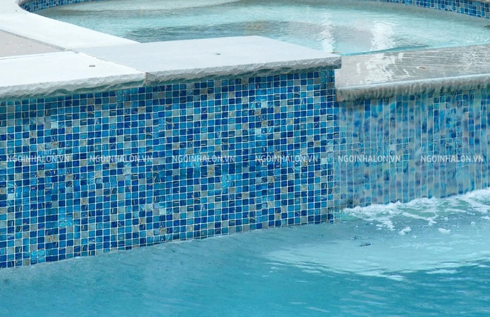 gạch mosaic thủy tinh ốp bể bơi
