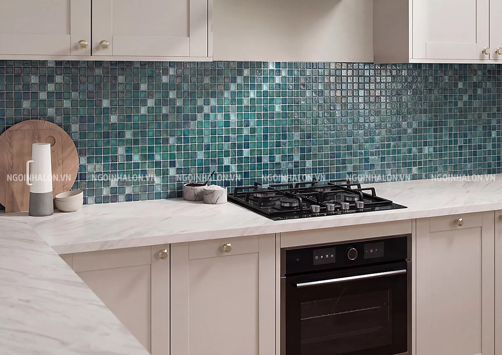 Bề mặt gạch kính mosaic mix xanh tạo hiệu ứng lấp lánh