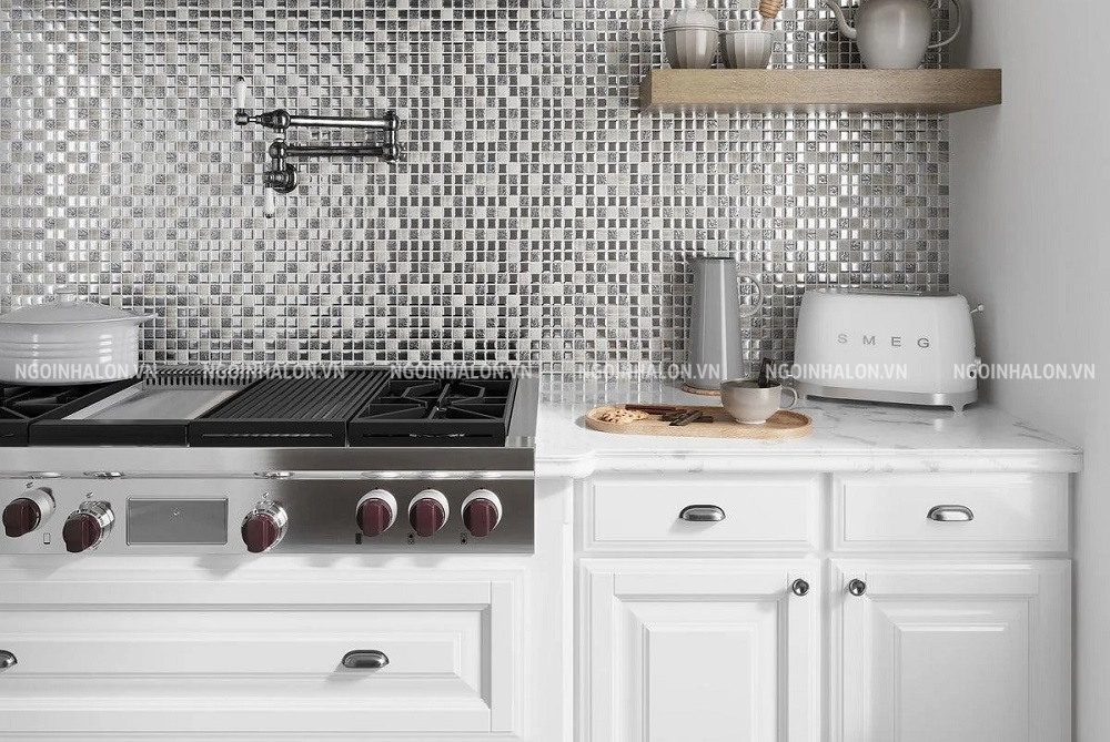 Gạch mosaic kính cũng rất được ưa chuộng trong ốp bếp