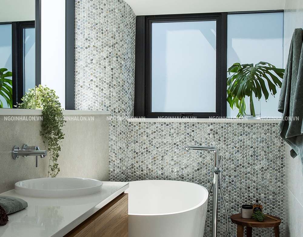 Gạch kính mosaic cũng được ứng dụng trong ốp tường phòng tắm.