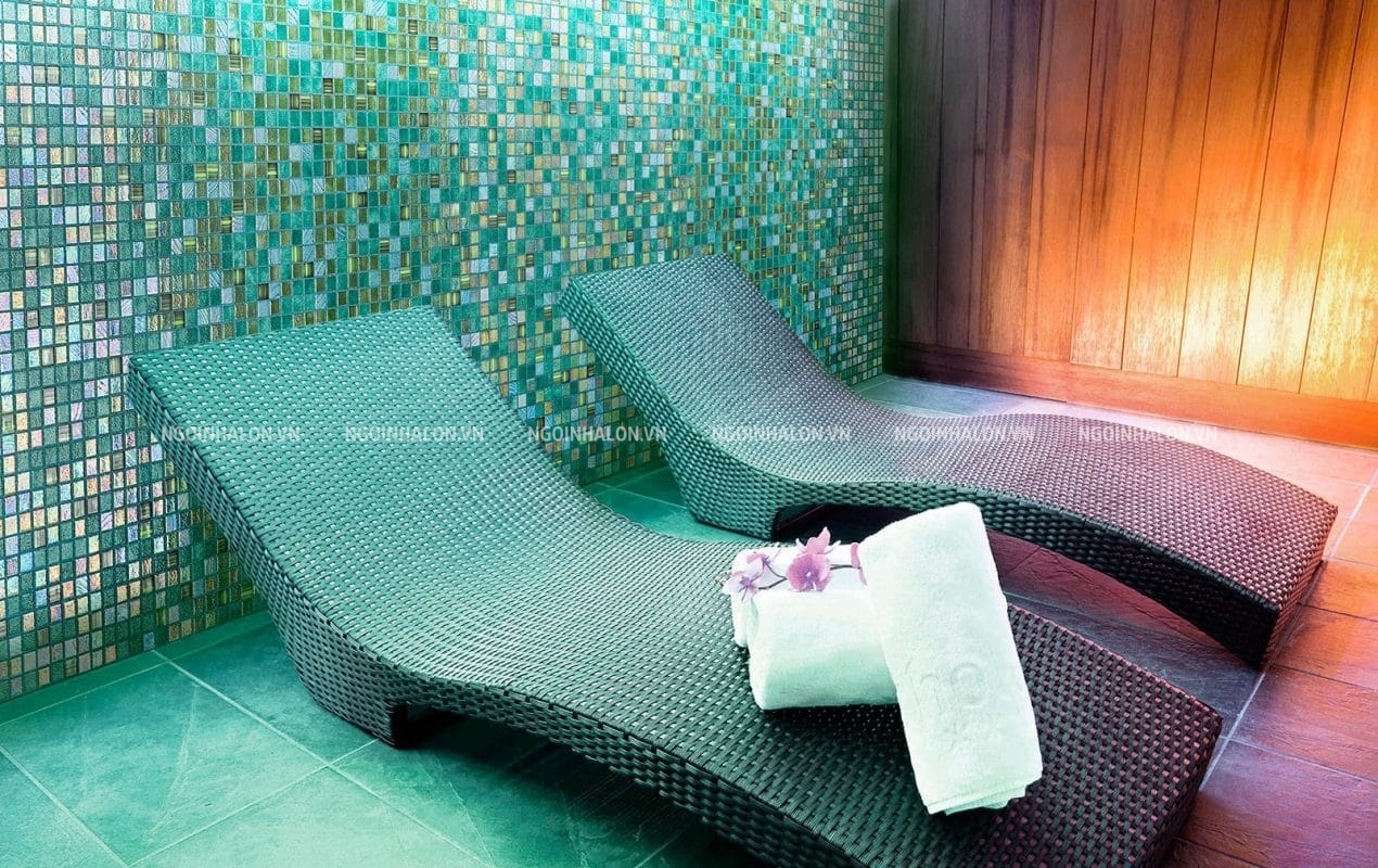 Gạch mosaic thủy tinh thường được dùng để tạo điểm nhấn cho spa