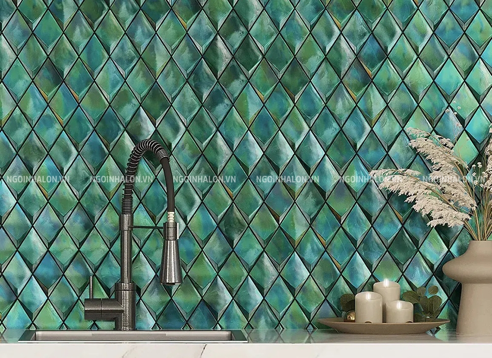 Mảng tường bếp nổi bật với gạch mosaic vát cạnh họa tiết kim cương.