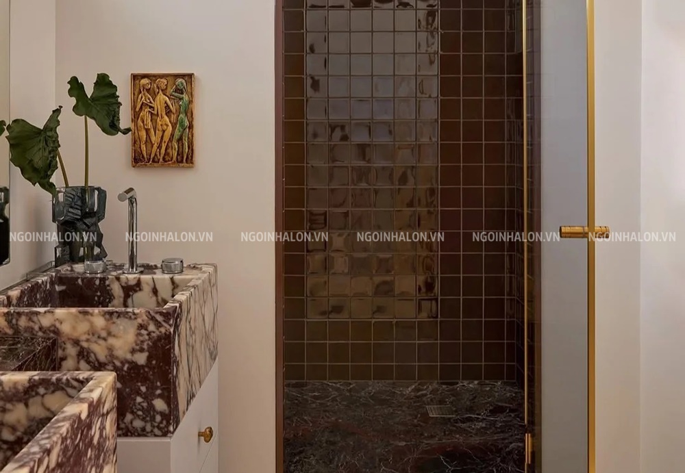 Gạch mosaic vuông bóng màu nâu được ứng dụng để tạo điểm nhấn cho khu vực tắm đứng.