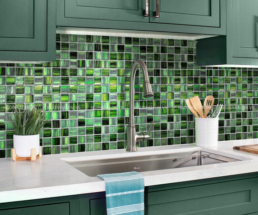Gạch mosaic vuông màu xanh ngọc lục bảo ứng dụng ốp tường bếp