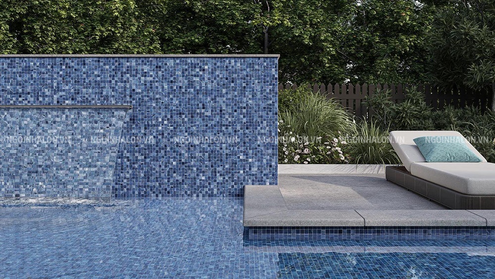 Gạch mosaic vuông thuỷ tinh màu xanh lam ốp hồ bơi