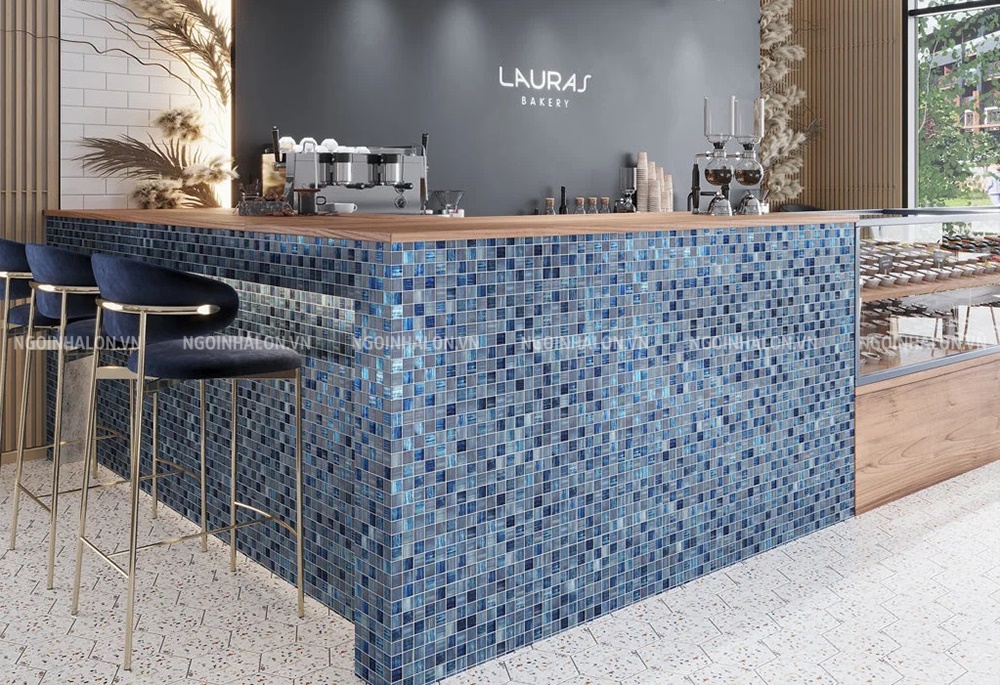 Quầy bar đẹp bắt mắt với mẫu gạch mosaic vuông khổ nhỏ